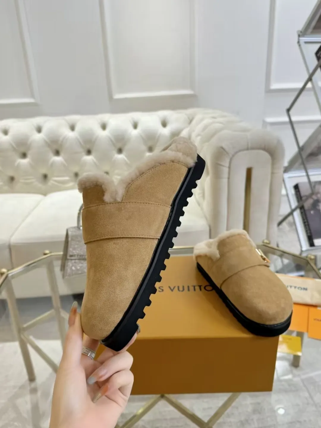 p600✨ LV Couple’s Wool Slippers｜Full of high-end feel, the soles of your feet are luxurious✨ We have achieved the ultimate restoration of the "higher version" of this pair of LV classic toe-toe slippers! 👫💫 🌟 The core advantages are clear at a glance: ✔️ Original jacquard + cowhide fabric, delicate texture, high-end at first glance; ✔️ 280% pure wool lining, wearing barefoot is like stepping on clouds ☁️, soft and skin-friendly and not sweaty; ✔️ Non-slip rubber bottom + three-dimensional toe design, super stable for walking, fashionable and practical!  👀 Must-have attention to detail: Belt buckle + classic LV presbyopic elements, revealing the aura of a big-name brand in a low-key manner ~ Whether it is a couple dating or a trip with besties, both of them are the focus when they go out👟💖 ✨ Easily match the wardrobe: jeans + sweaters, lazy and casual style ✔️ Coat + skirt, refined and elegant ✔️ One pair of shoes can handle a variety of styles, and the sense of luxury is never artificial ~ #LV slippers #couple outfit #High-End Customization #Quality Shoes Recommendation Fabric: Yangjing/classic jacquard fabric Lining: Imported wool lining Sole: Original rubber sole Size: Female 35-41 Male 38-46